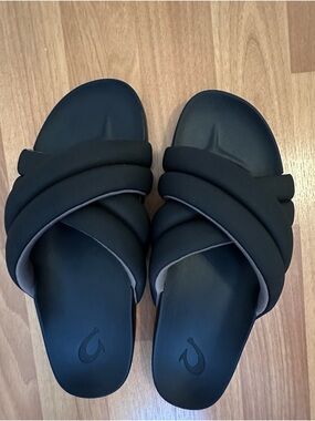 OluKai Hila Sandals-Size 8 Women’s. Color-Black
